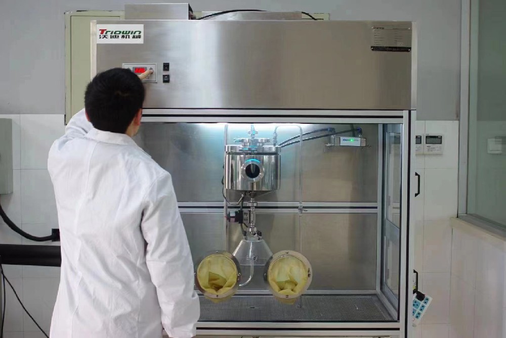 工程师操作设备